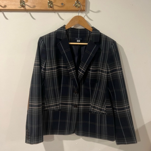 Tommy Hilfiger Jackets & Blazers - Tommy Hilfiger Women’s blazer with elbow pads